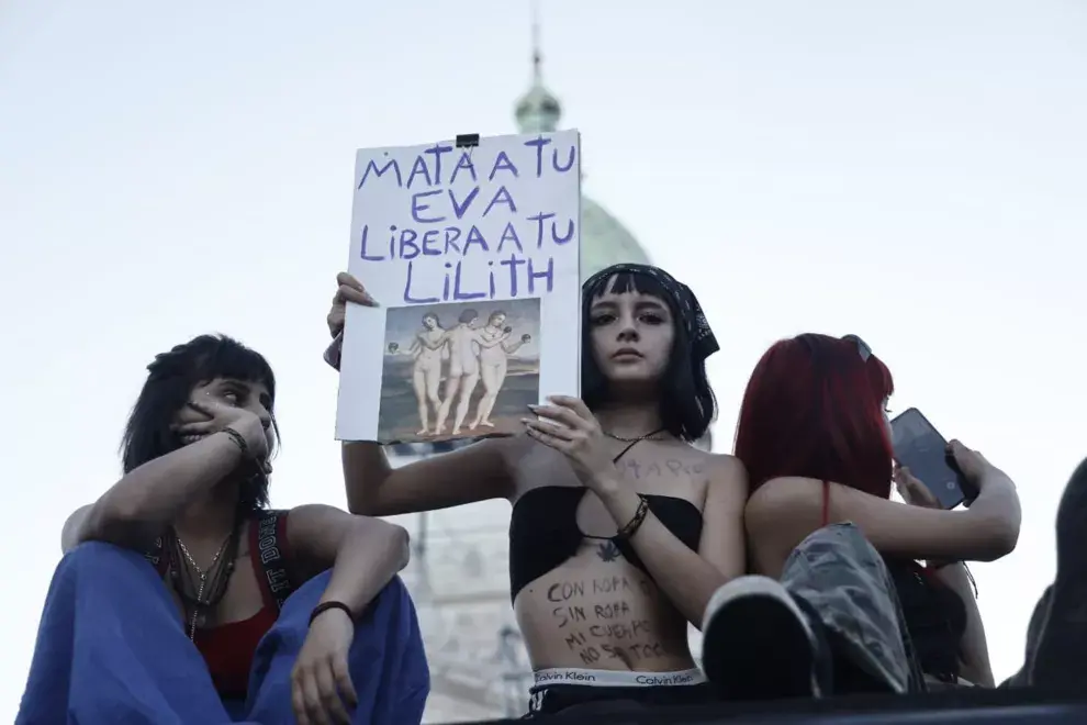 Al atardecer continúa la marcha por el Día de la Mujer en la Plaza del Congreso