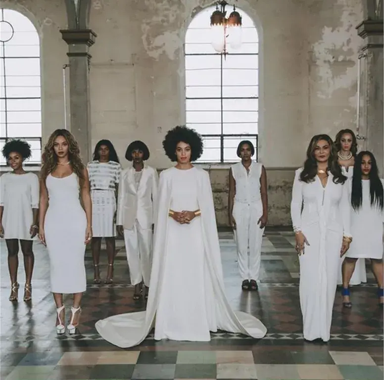 Las mujeres de la fiesta. A la derecha de Solange, Beyoncé. Y a la izquierda, su madre, Tina Knowles