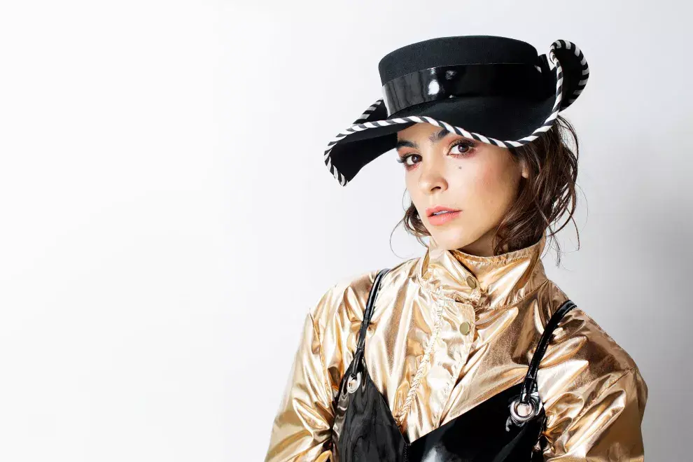 Sombrero (Florencia Tellado, $3800), parka (Comité Apparel, $4500), vestido de vinilo (Backstage, $1090)