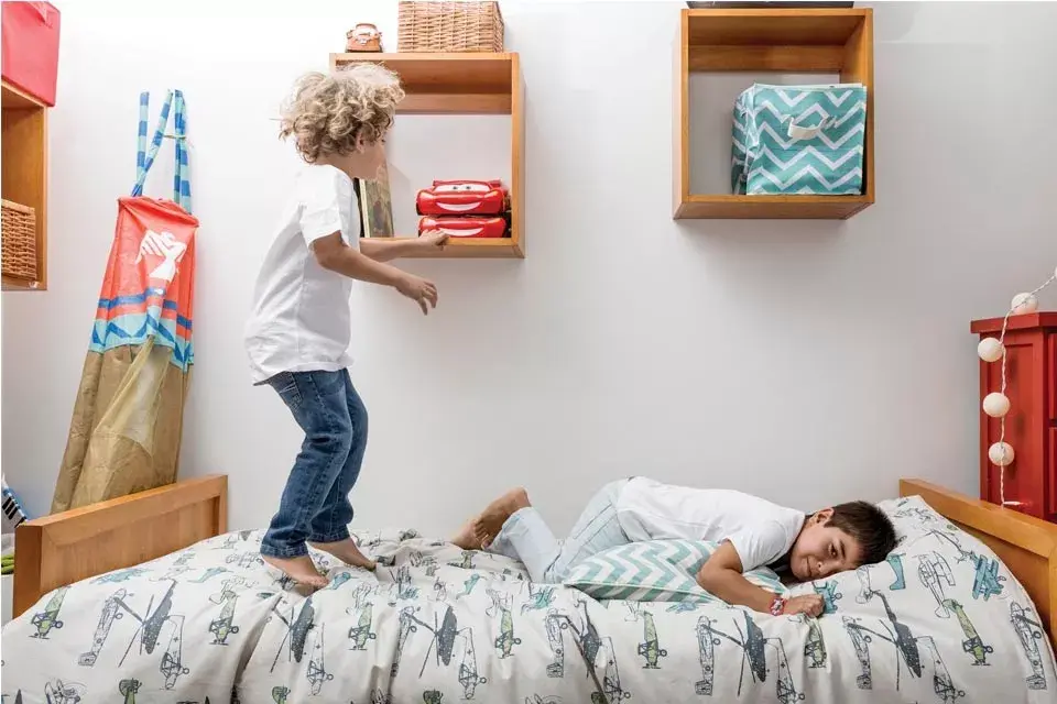 Cajas ordenadas. Como tenía la casa invadida por juguetes, mandó a hacer estos cubos que, además de mantener el orden, son elementos decorativos
