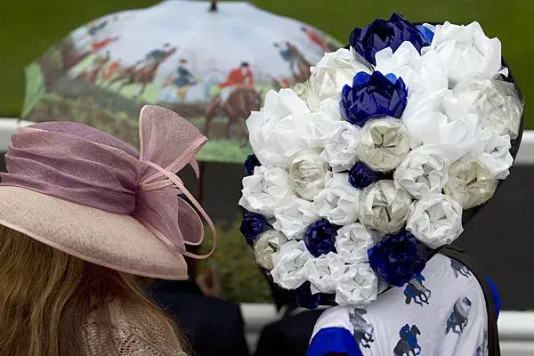 Flores en azul y blanco mientras esperan que arranque la carrera