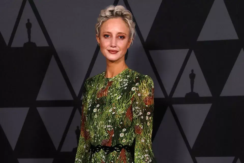El de Andrea Riseborough con un color de pelo rubio platino apostó por un peinado recogido con ondas bien marcadas