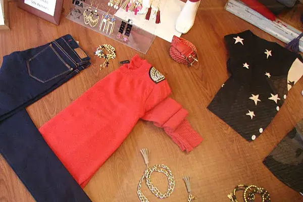 Jeans chuín, sweaters con apliques y remeras estampadas