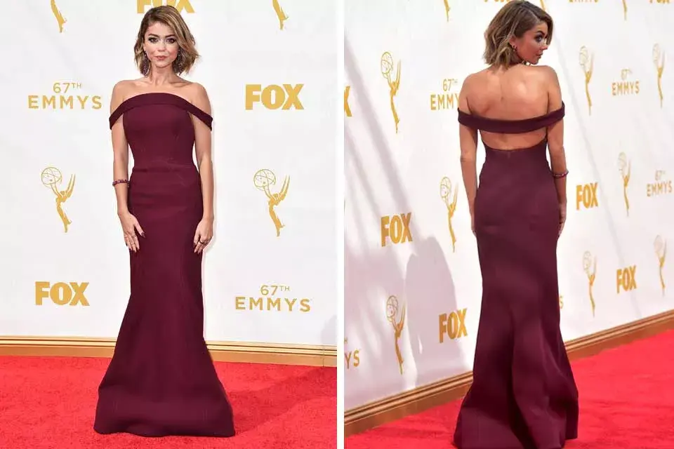 Elegancia y discreción para Sarah Hayden que eligió un vestido color borravino firmado por Zac Posen