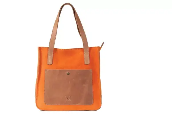 De gamuza con maxibolsillo (Grimoldi, $690)