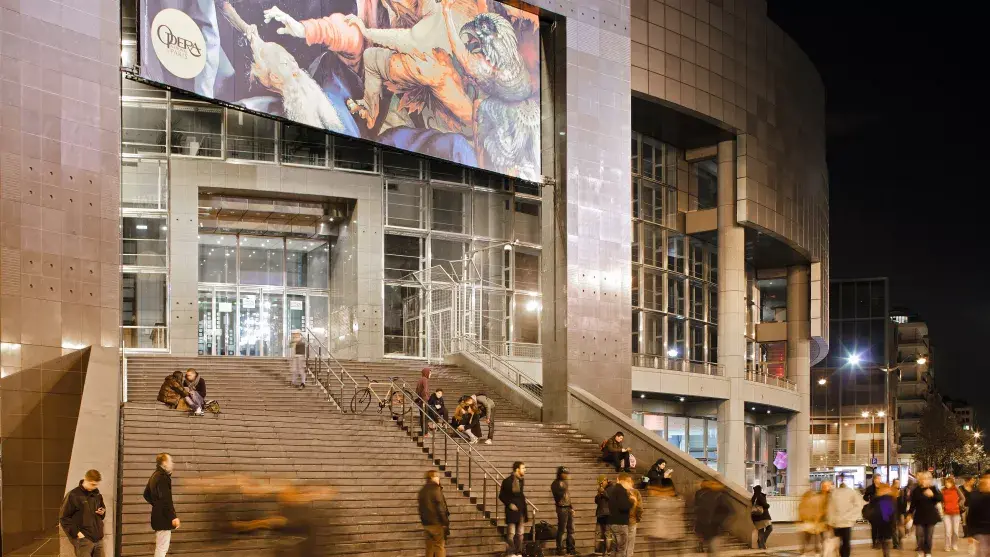 Cada noche, una hora y media antes de la función, en la Ópera de la Bastilla se ponen en venta 32 localidades de pie a solo cinco euros. Crédito: Marc Bertrand / Paris Tourist Office / dpa-tmn