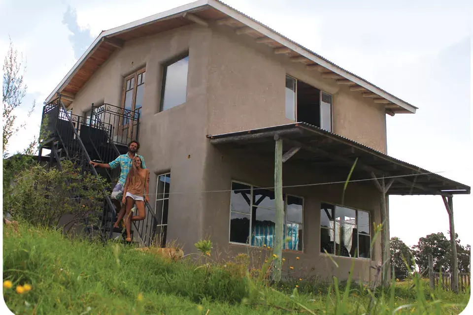 Casa hecha de fardos con revoque de arcilla