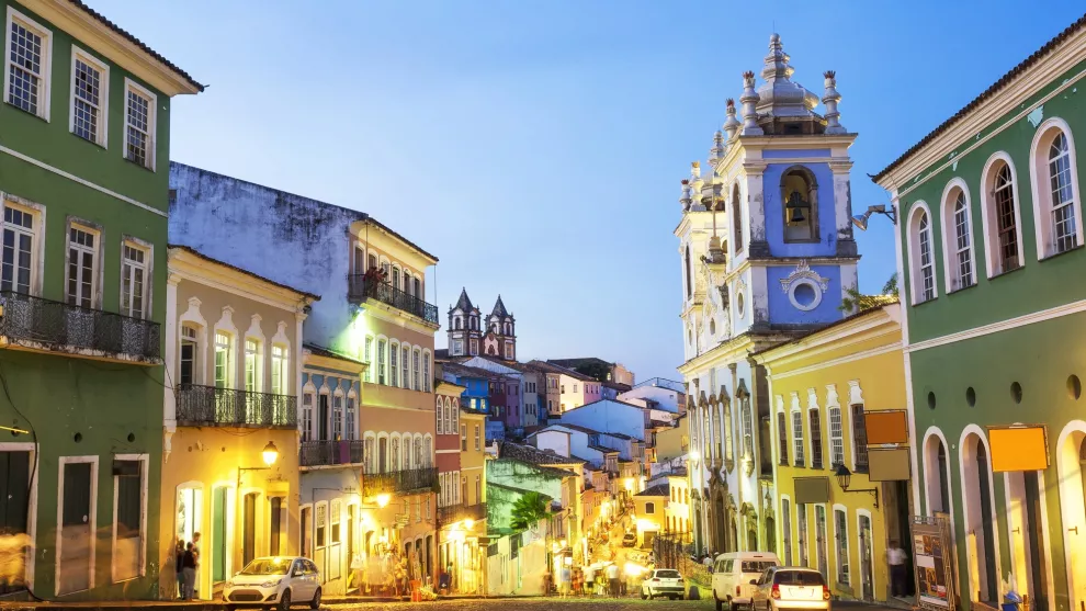 Las empinadas calles del Pelourinho, repletas de iglesias, música y fachadas de colores
