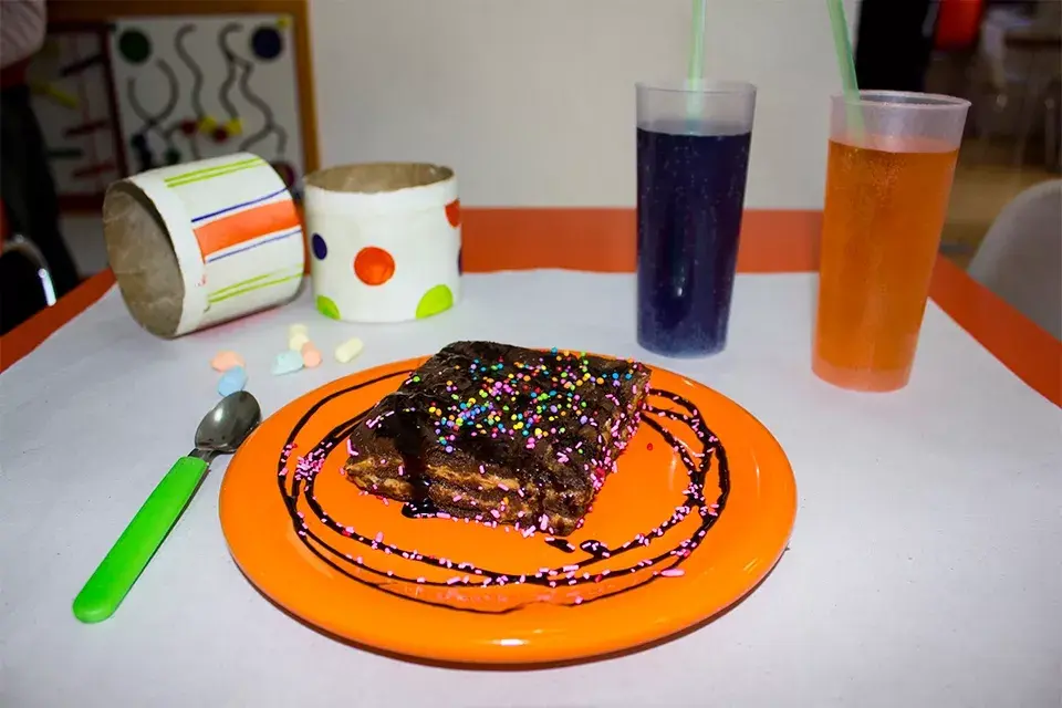 Un bar para chicos donde los platos y las bebidas atraen tanto por su gusto como por su color