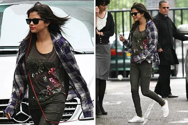 Algo rocker, algo grunge: Selena Gómez eligió un pantalón cargo achupinado que combinó con rempera bordada, camisa a cuadro y zapatillos súper sencillas