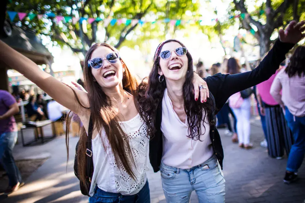 Amigas diviertiéndose al aire libre, la escencia del OHLALÁ! Fest.