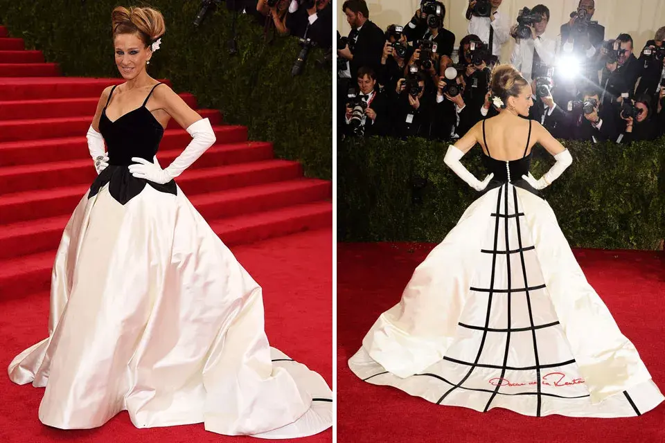 Sarah Jessica Parker, otra de sus musas, lució un hermoso vestido bicolor para la Gala del Met, de este año