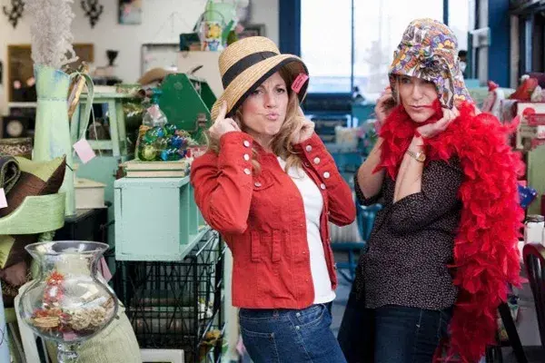 ¡Divertite en las tiendas vintage y probate de todo!
