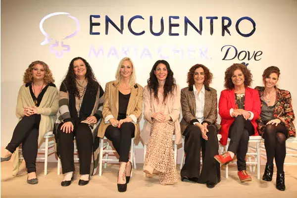 Todas junto a Mercedes Kaminker, representante de Dove