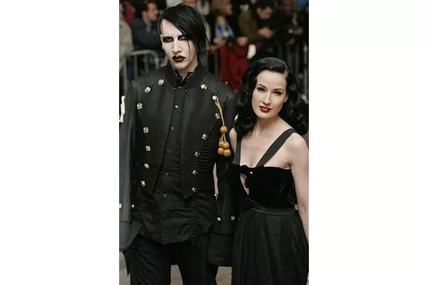 Marilyn Manson y Dita Von Teese, además del estilo gótico, se parecen en el contraste entre la piel blanca y el pelo muy osucro