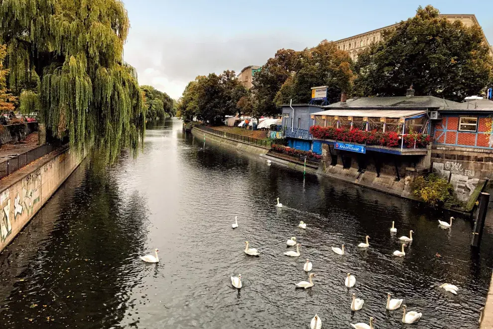 Sobre las orillas del río Spree, vas a encontrar miles de barcitos para ir por una de sus famosas bier