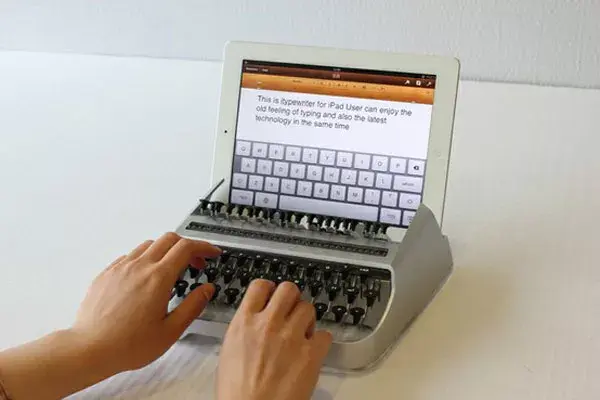 Una máquina de escribir para iPad. Tipeas como si se tratara de una máquina de las de antes e instantáneamente se escribe en tu tablet. Mirá el video...