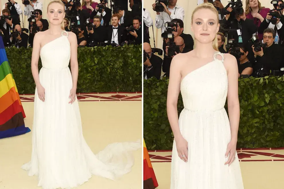 De blanco y con un vestido asimétrico de aire angelical creado por Prada, Dakota Fanning se llevó todas las miradas