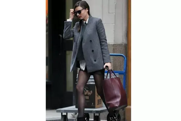 Miranda Kerr prefiere este diseño para el día, en color bordó
