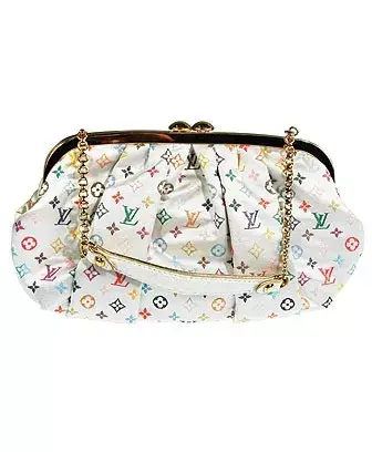 Cartera con pellizco en satén entablado (Louis Vuitton, $8150)