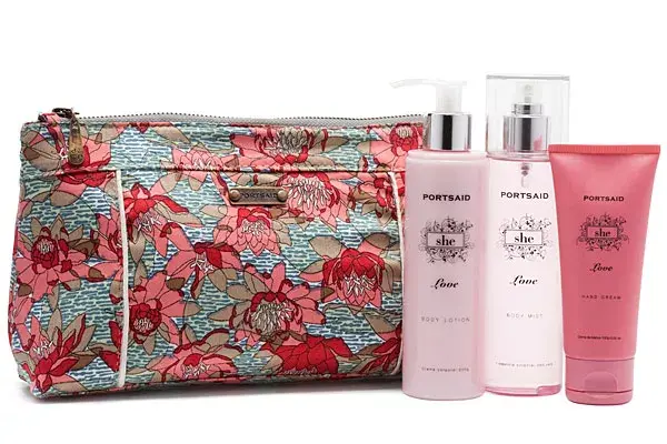 Con la compra de un beauty kit de Portsaid (Body Mist + Body Lotion + Hand Cream) más $30, te llevás un necessaire con estampa de flores