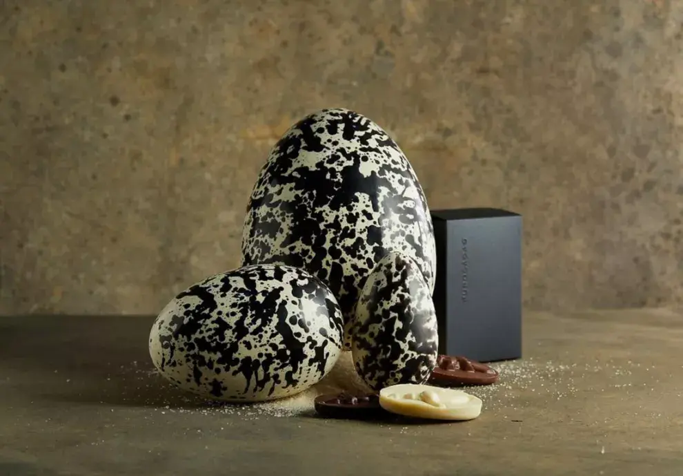 PUROSAURIO BLANCO (con cobertura de chocolate blanco). Relleno con fósiles de dinosaurios de chocolate. Precio: 10 cm ($1650) / 15 cm ($4350) / 20 cm ($9500)