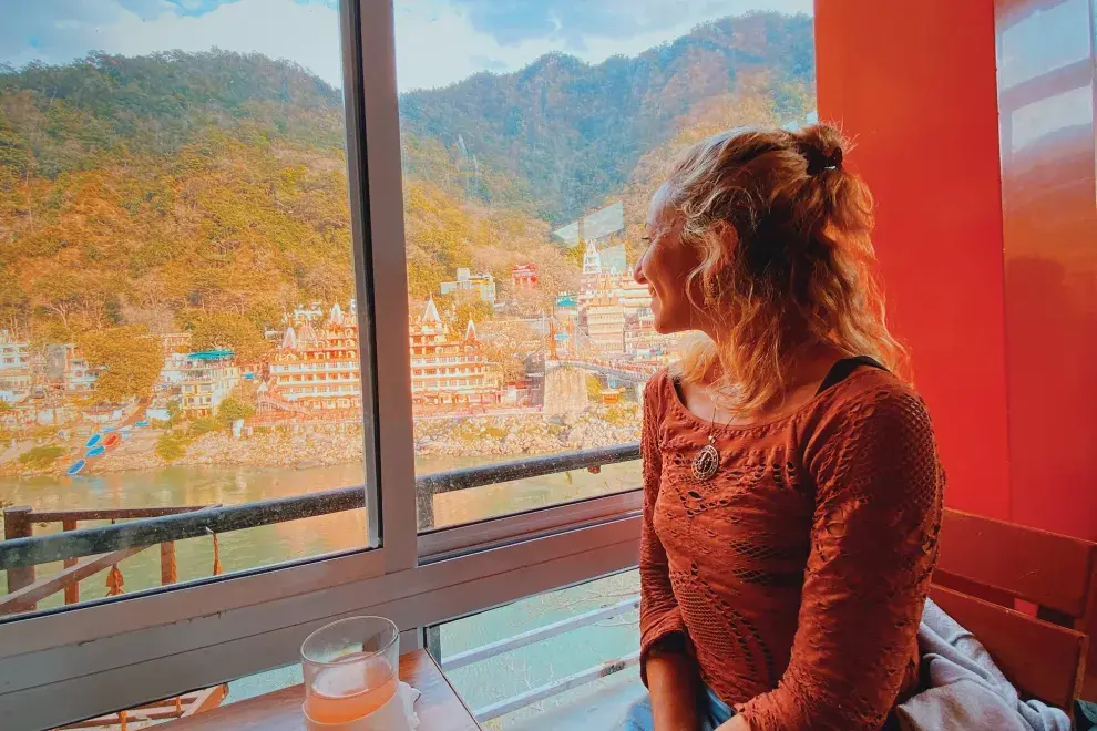 Tomando un té (ginger, honey, lemon) en el Corner German Bakery de Rishikesh.