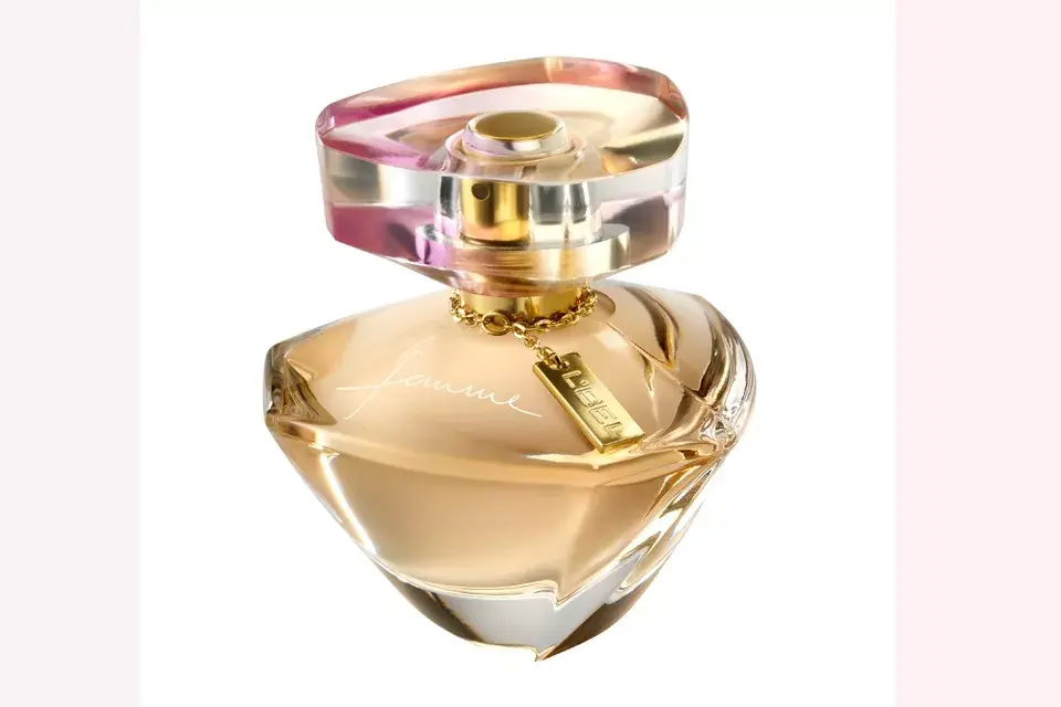 Femme, L Bel. Un aroma luminoso que nace de un bouquet de flores blancas, las mejores calidades del jazmín, el lirio blanco y la flor de naranjo es inyectado de elegancia por chispeantes frutos cítricos. $306, 50 ML