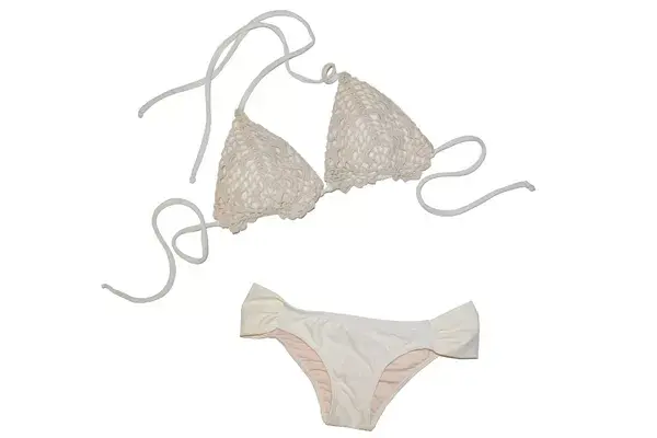 Bikini con triángulos de macramé (Luz de Mar, corpiño $405, bombacha $209)
