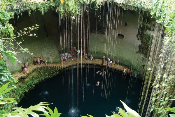 En los cenotes el agua es transparente y calma
