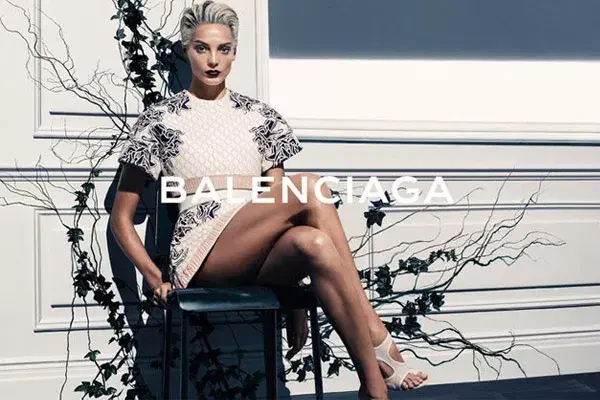 La campaña de la colección de verano de Balenciaga también la tiene como protagonista