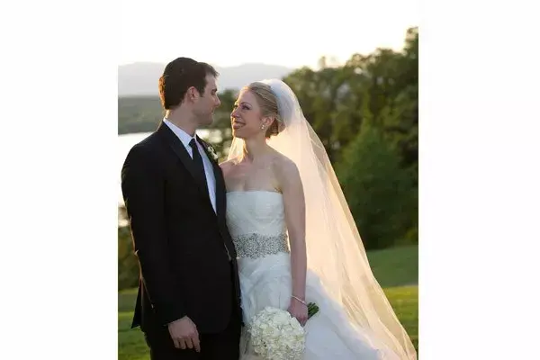 Chelsea Clinton usó un vestido de Vera Wang cuando se casó con Marc Mezvinsky en julio de 2010. El traje: de organza de seda en color marfil, con tul plegado en forma diagonal y un detalle de perdrería plateado en la cintura