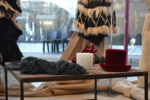 Con su particular estilo, Concepción eligió cintas de raso, plumas, galeras y mucha gamuza