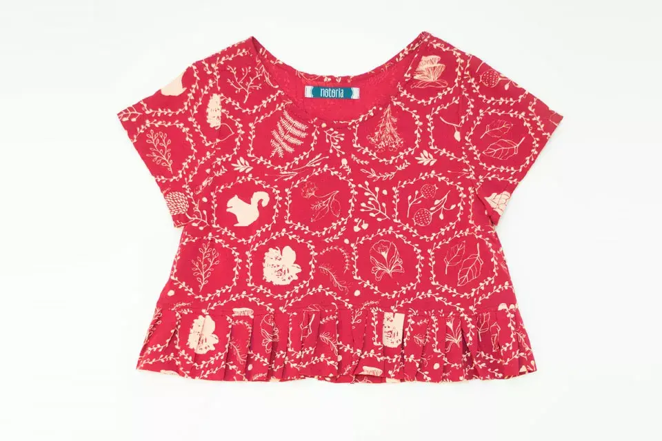 Top rojo estampado a mano (Notoria en Montón Junta de diseño, $620)