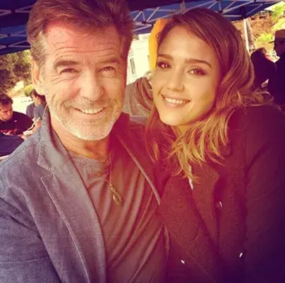 Jessica Alba se encontró con Pierce Brosnan ¡y nos hace parte del momento!