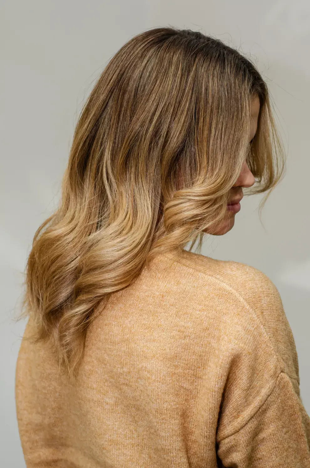 El balayage se seguirá viendo como tendencia de técnica de color: es el degradé de efecto iluminaciones.