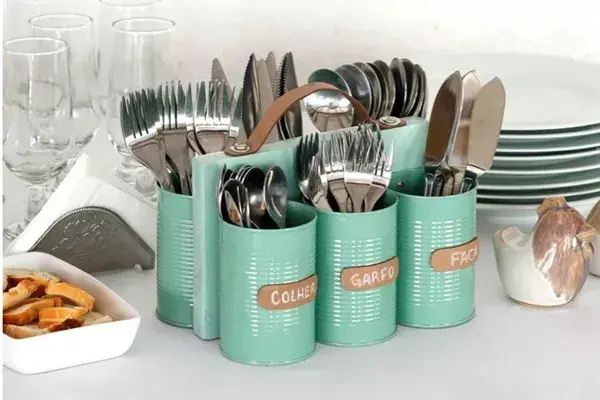 Esta es una idea DIY. Podés juntar latas en desuso, pintarlas de algún color que te guste y crear este organizador de cubiertos