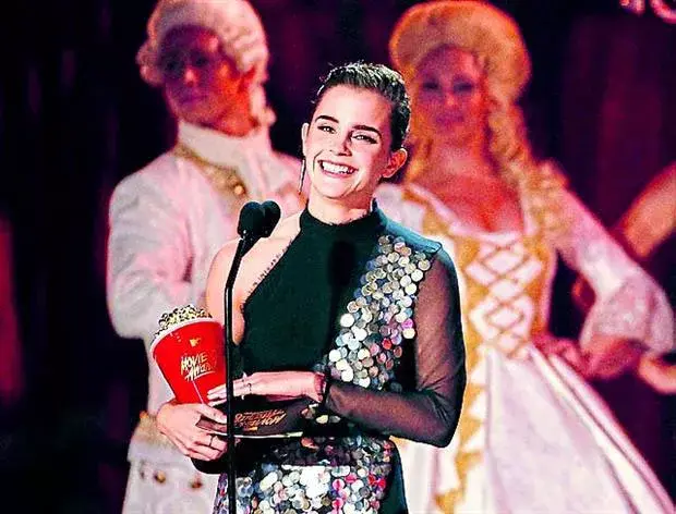 Emma Watson, reconocida por La Bella y la Bestia en los premios sin distinción de género de 2017 de MTV.