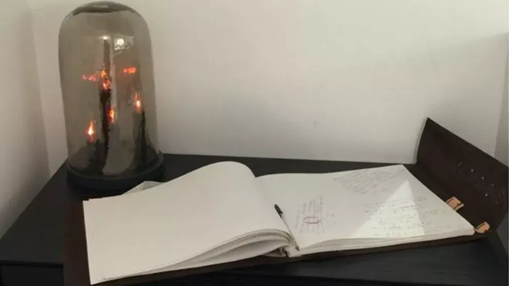 En un rincón del museo hay un confesionario donde los visitantes pueden escribir lo que quieran