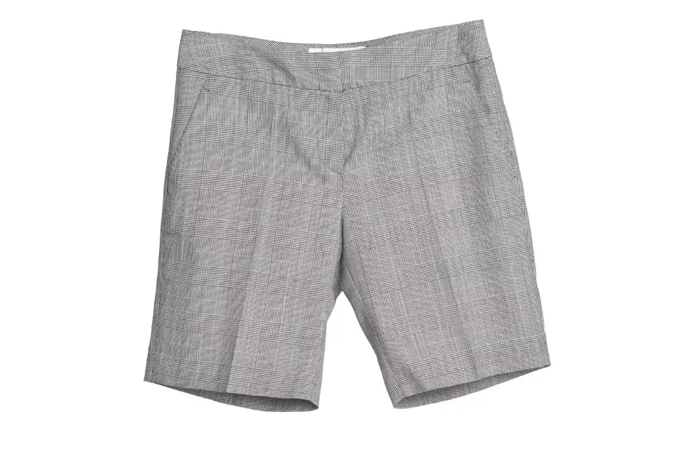 Paula Cahen DAnvers: La dupla femenino/masculino es clave en su propuesta. El chaleco vuelve a acompañar pantalones y bermudas, realizados en lanas italianas y trama de príncipe de Gales. Vas a encontrar bordados, calados y hombreras confeccionadas a mano