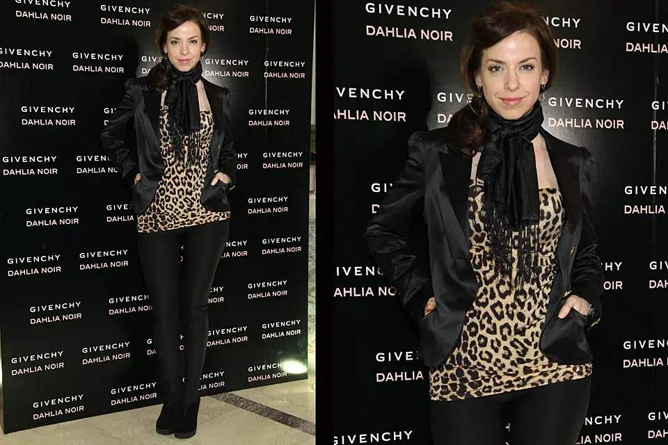 Mercedes Funes combinó leggins  y saco smoking en negro con un bustier en animal print para el lanzamiento del perfume Dhalia Noir, de Givenchy