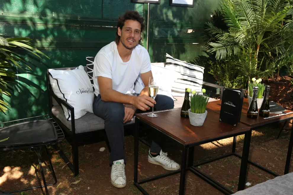Clásico, con una remera y zapatillas blancas y un jean, Gastón Gaudio disfrutó de una copa en el living de Navarro Correas