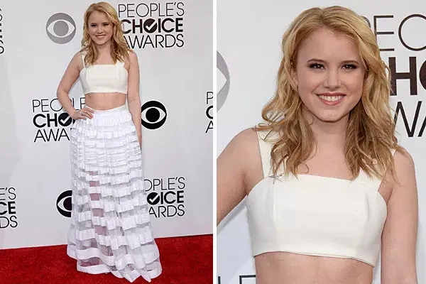 Pollera con transparencias y top, el modelo elegido por Taylor Spreitler, de la serie Melissa and Joey