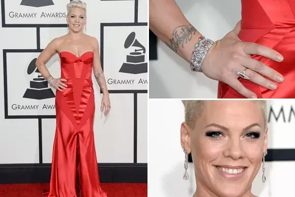 Pink con un vestido rojo tipo bustier de Johanna Johnson