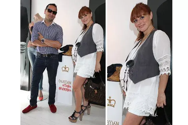 Maby Wells, lució su súper panza con una camisa blanca, short, chaleco  y sandalias; en la foto, con Fabián Medina Flores