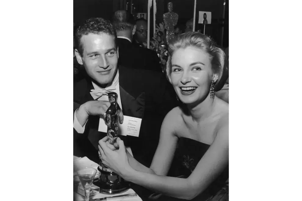 Joanne Woodward junto a Paul Newman en la ceremonia de los Oscar en 1958