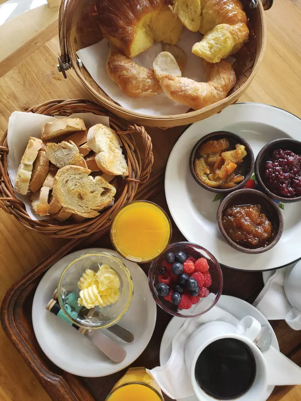 De los árboles del lugar sale la fruta para las ricas mermeladas que prepara Marta para el desayuno.