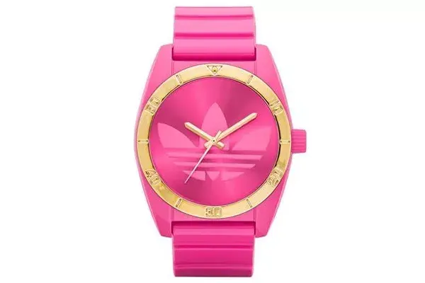 En fucsia y dorado, con correa de siliconas (Adidas Originals, $1074,99)