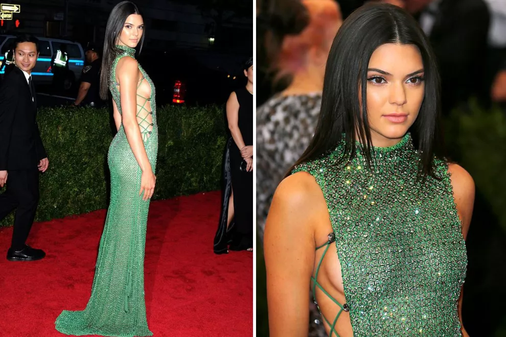 Las curvas marca Kardashian se lucen con el diseño atrevido de Calvin Klein.