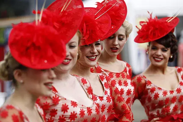 La banda femenina  Tootsie Rollers también asistió a las carreras con vistosos sombreros